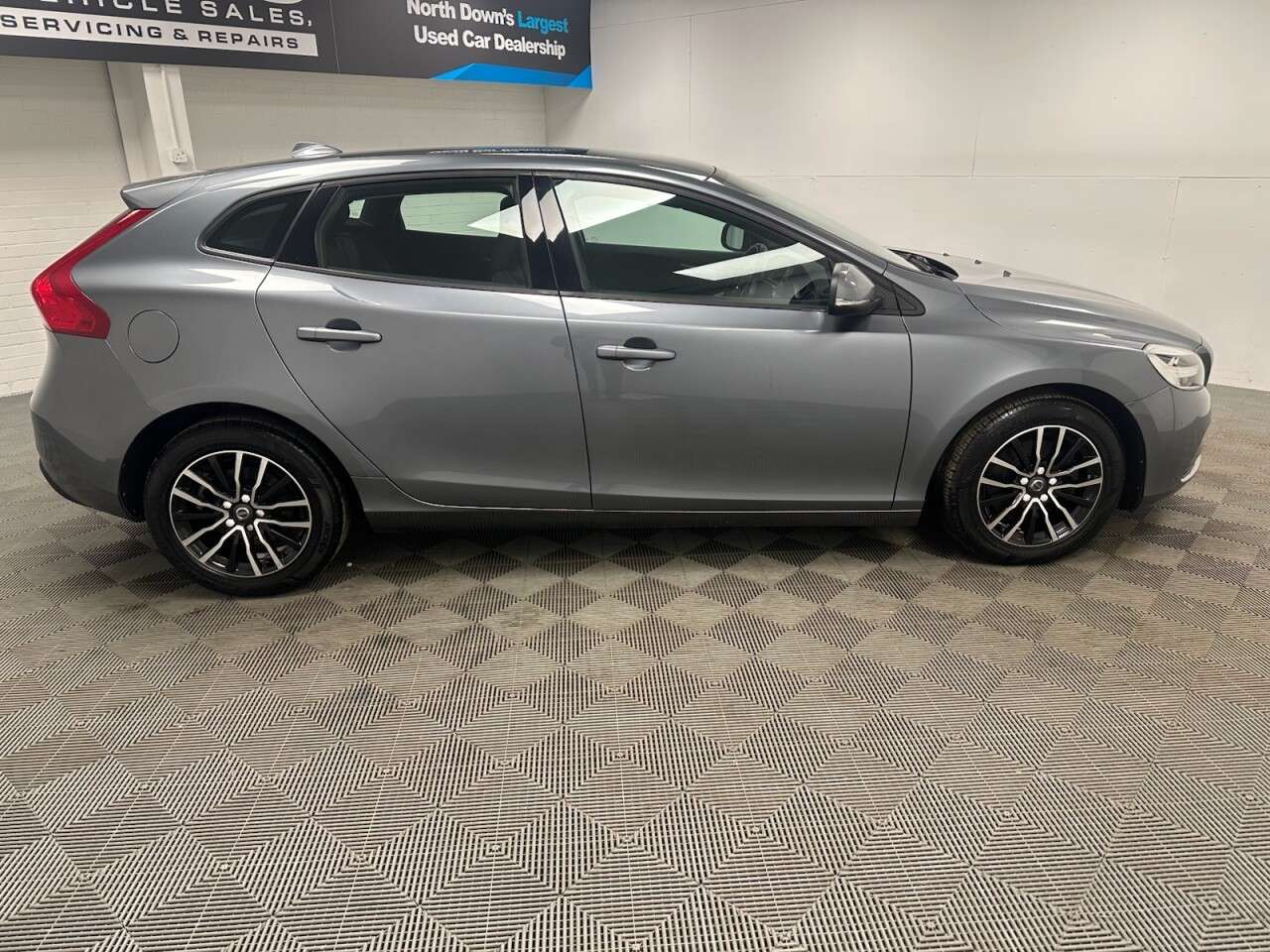 2017 VOLVO V40 2017 VOLVO V40