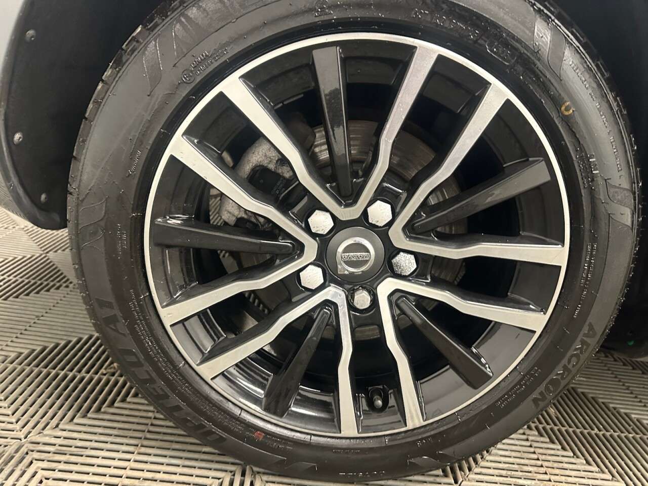 2017 VOLVO V40 2017 VOLVO V40