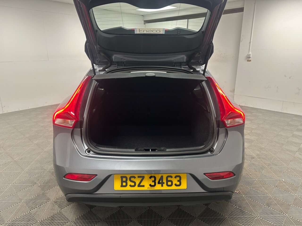 2017 VOLVO V40 2017 VOLVO V40