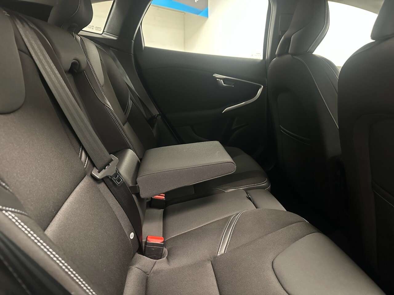 2017 VOLVO V40 2017 VOLVO V40