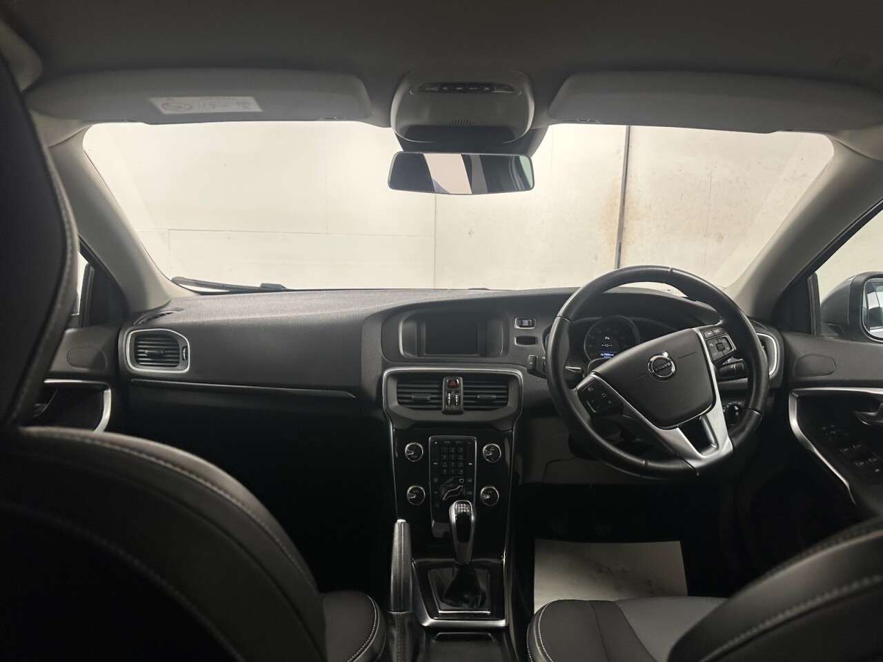 2017 VOLVO V40 2017 VOLVO V40