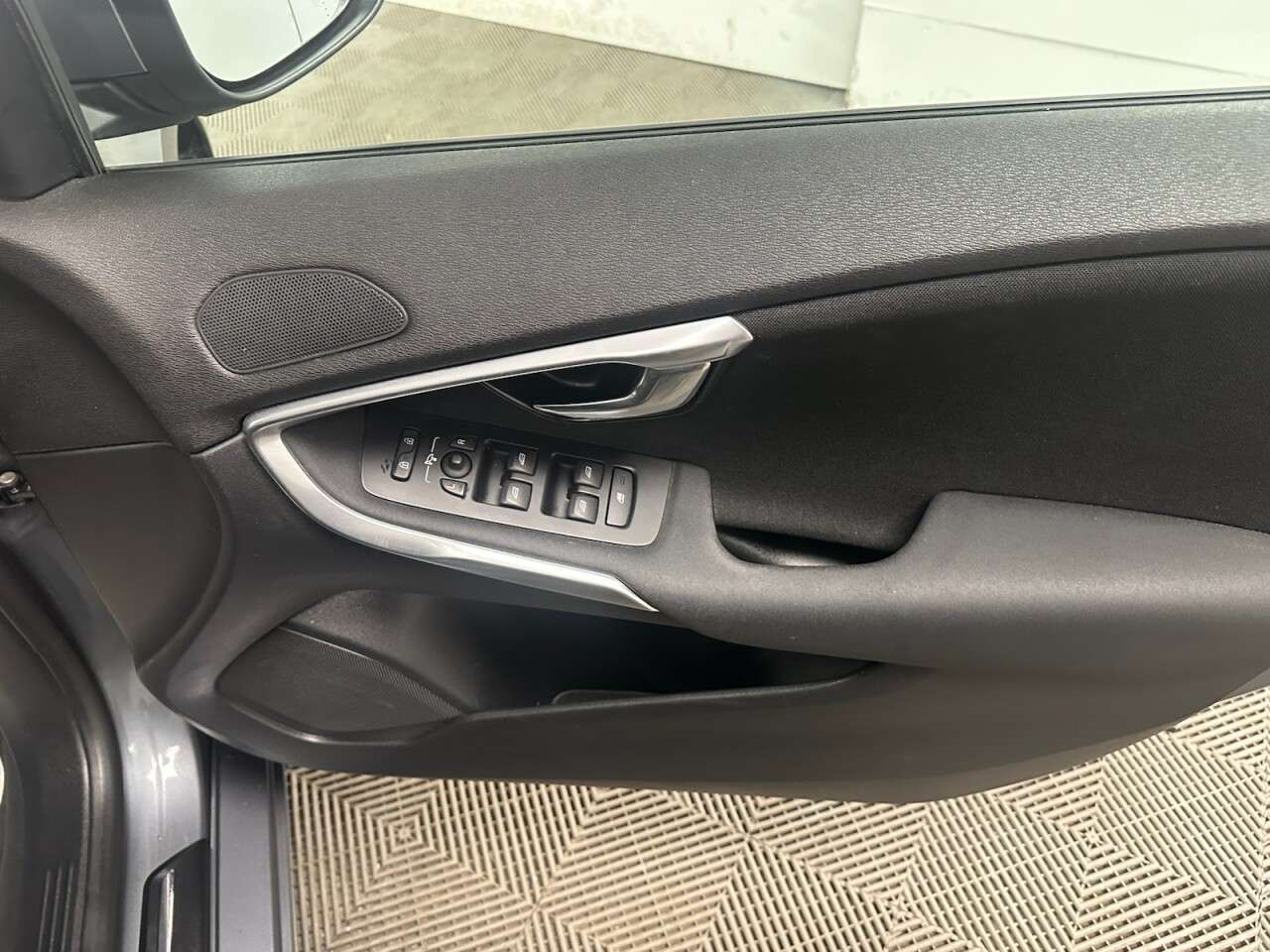 2017 VOLVO V40 2017 VOLVO V40