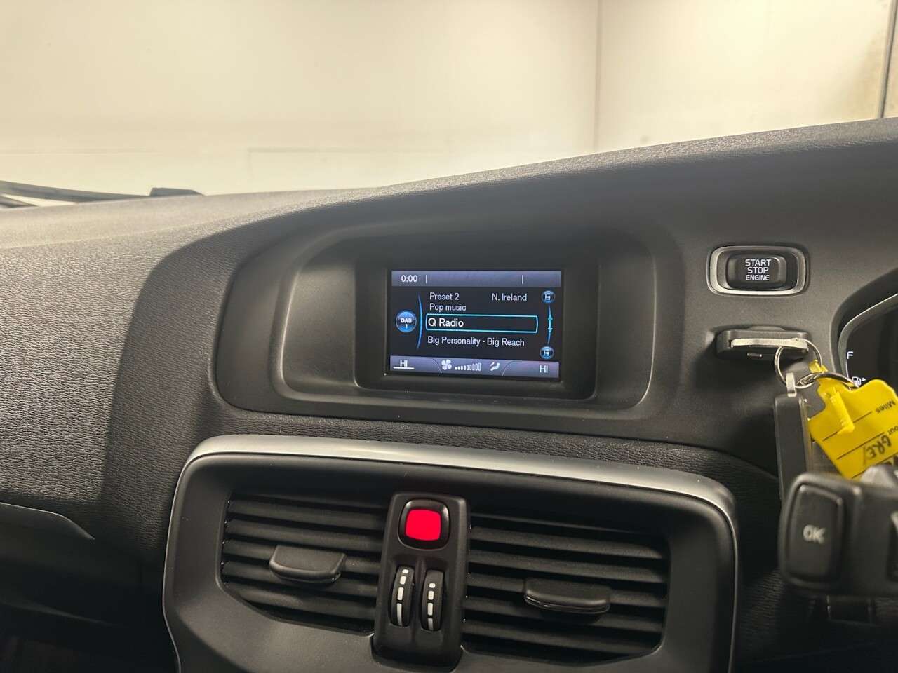 2017 VOLVO V40 2017 VOLVO V40