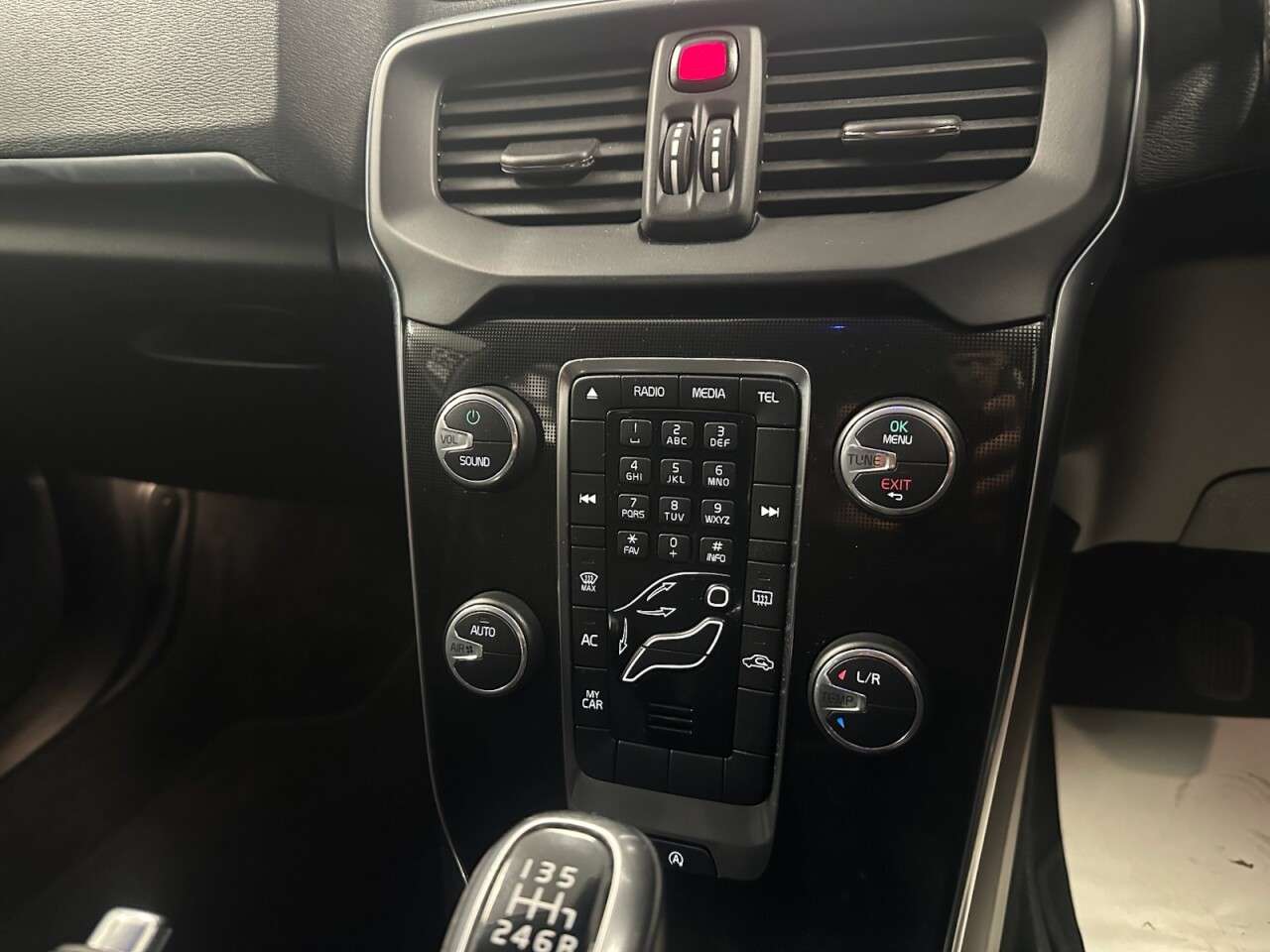 2017 VOLVO V40 2017 VOLVO V40