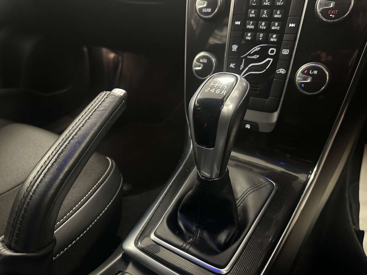 2017 VOLVO V40 2017 VOLVO V40