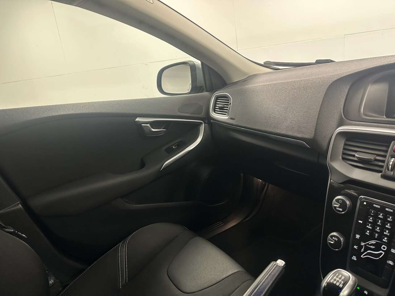 2017 VOLVO V40 2017 VOLVO V40