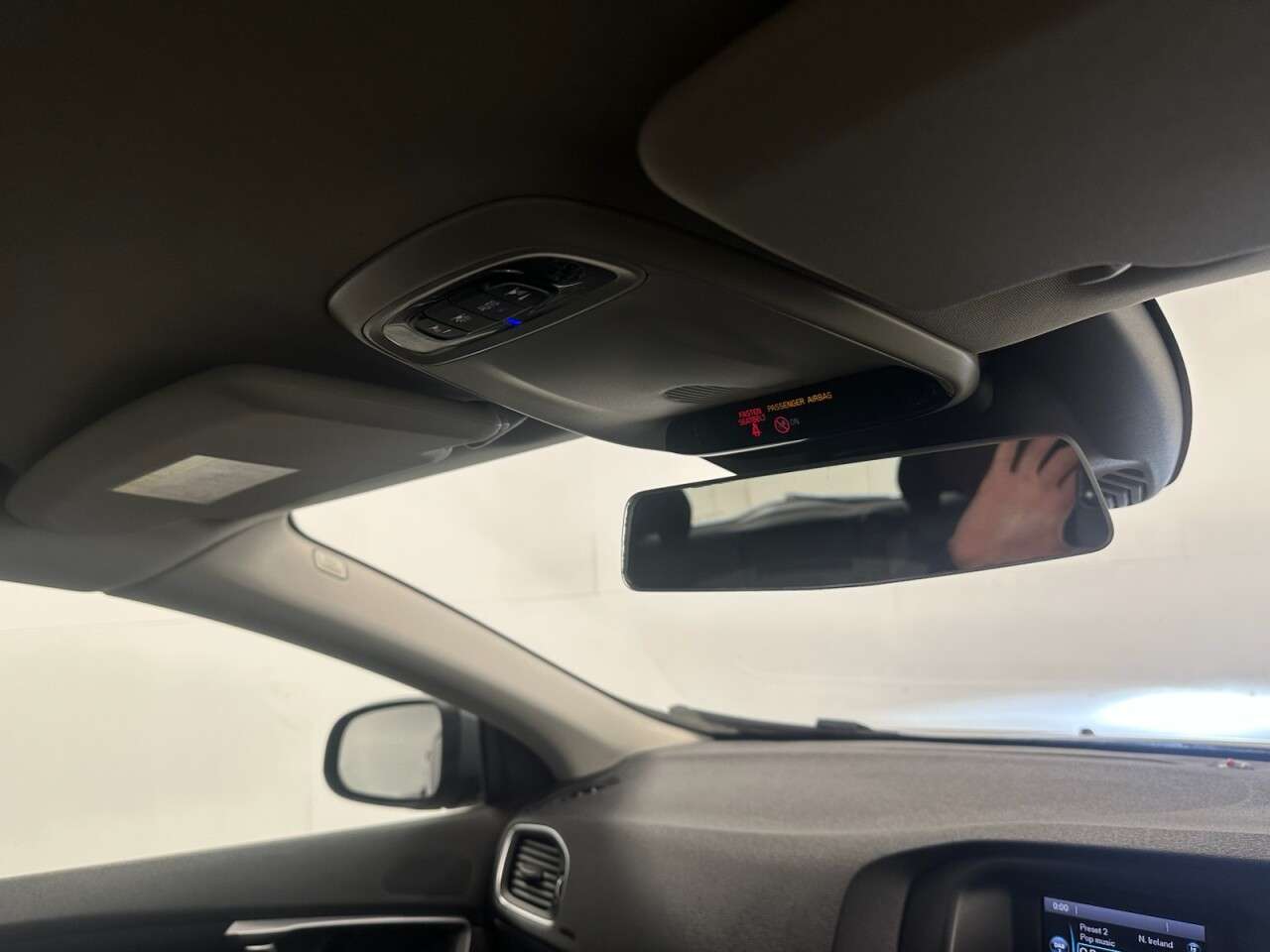 2017 VOLVO V40 2017 VOLVO V40