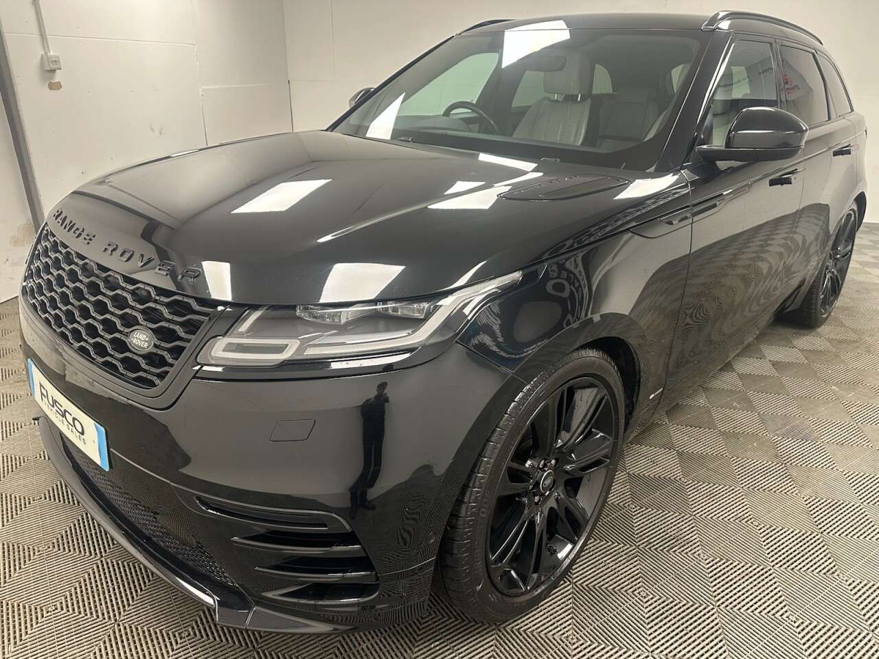 A 2019 LAND ROVER RANGE ROVER VELAR 3.0 D300 R-Dynamic HSE SUV 5dr Diesel Auto 4WD Euro 6 (s/s) (300 ps) FULL S A 2019 LAND ROVER RANGE ROVER VELAR 3.0 D300 R-Dynamic HSE SUV 5dr Diesel Auto 4WD Euro 6 (s/s) (300 ps) FULL S