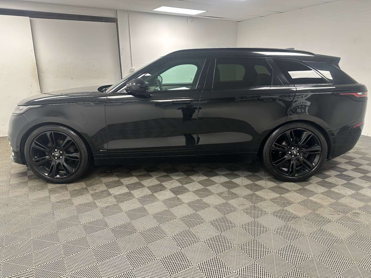 A 2019 LAND ROVER RANGE ROVER VELAR 3.0 D300 R-Dynamic HSE SUV 5dr Diesel Auto 4WD Euro 6 (s/s) (300 ps) FULL S A 2019 LAND ROVER RANGE ROVER VELAR 3.0 D300 R-Dynamic HSE SUV 5dr Diesel Auto 4WD Euro 6 (s/s) (300 ps) FULL S