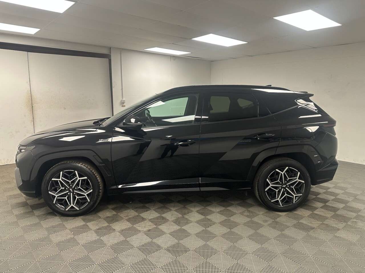 A 2022 HYUNDAI TUCSON 1.6 h T-GDi N Line SUV 5dr Petrol Hybrid Auto Euro 6 (s/s) (230 ps) Reversi A 2022 HYUNDAI TUCSON 1.6 h T-GDi N Line SUV 5dr Petrol Hybrid Auto Euro 6 (s/s) (230 ps) Reversi