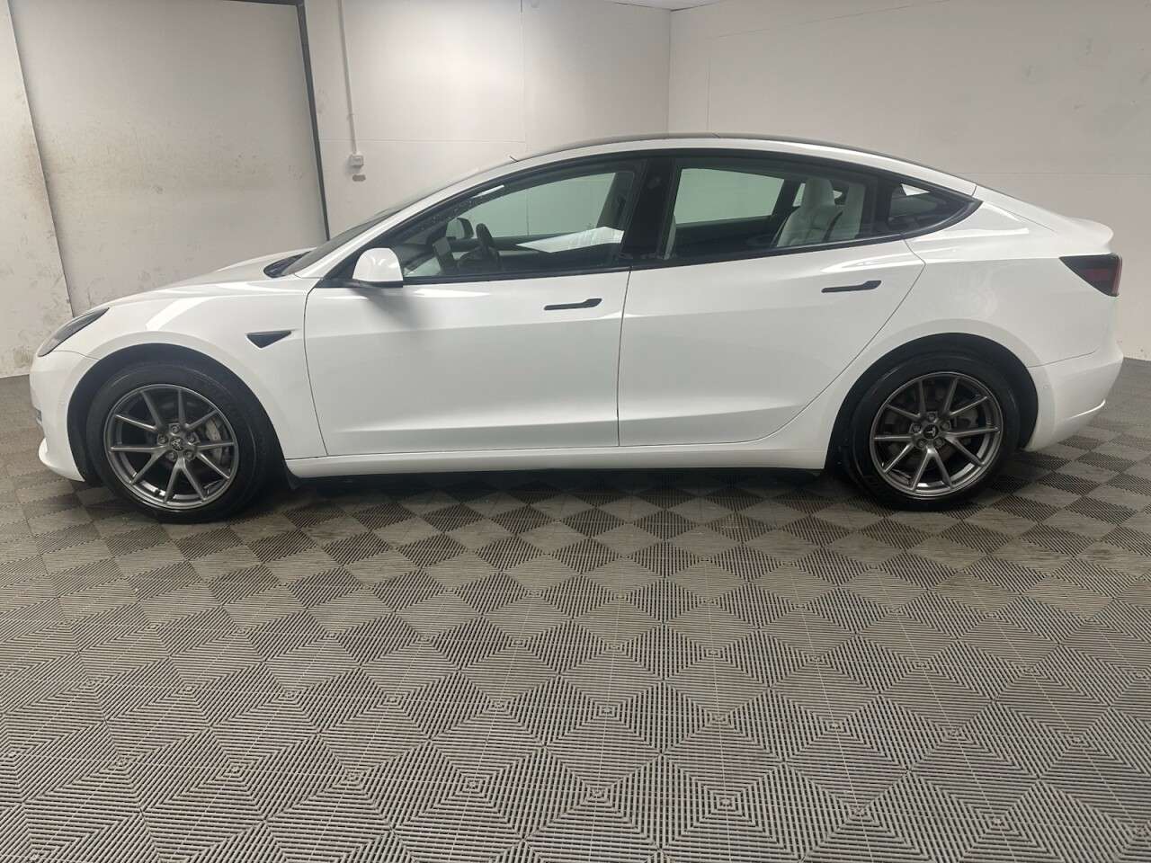 A 2021 TESLA MODEL 3 (Dual Motor) Long Range Saloon 4dr Electric Auto 4WDE (346 ps) 1 Owner, Vir A 2021 TESLA MODEL 3 (Dual Motor) Long Range Saloon 4dr Electric Auto 4WDE (346 ps) 1 Owner, Vir