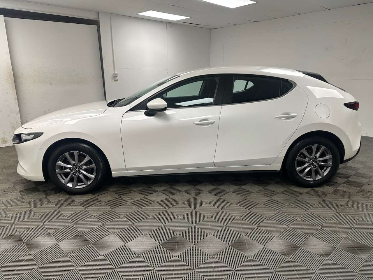 A 2021 MAZDA MAZDA3 2.0 e-SKYACTIV-G MHEV SE-L Hatchback 5dr Petrol Manual Euro 6 (s/s) (122 ps A 2021 MAZDA MAZDA3 2.0 e-SKYACTIV-G MHEV SE-L Hatchback 5dr Petrol Manual Euro 6 (s/s) (122 ps