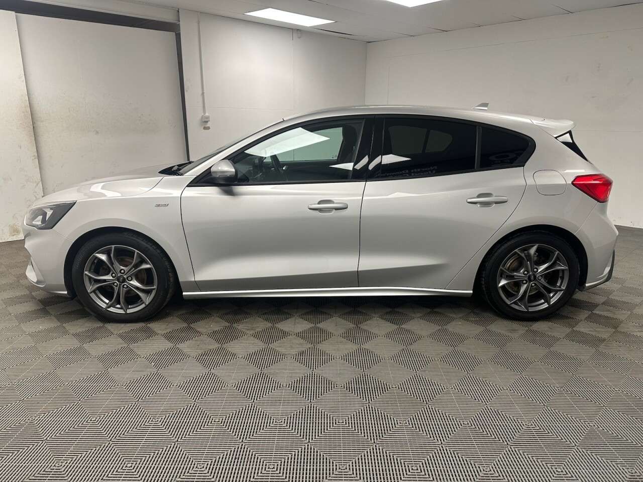 A 2020 FORD FOCUS 1.0T EcoBoost MHEV ST-Line Edition Hatchback 5dr Petrol Manual Euro 6 (s/s) A 2020 FORD FOCUS 1.0T EcoBoost MHEV ST-Line Edition Hatchback 5dr Petrol Manual Euro 6 (s/s)