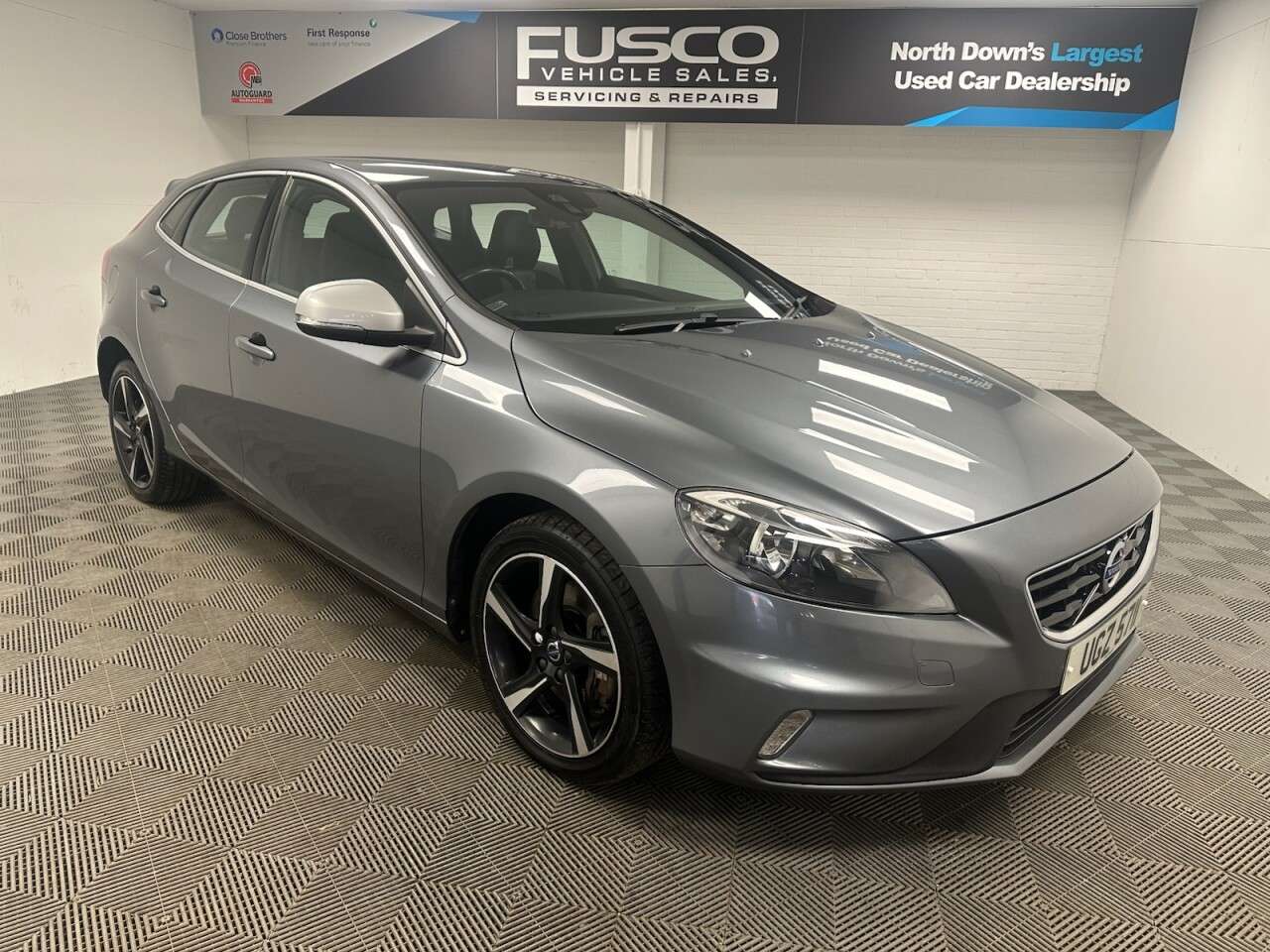 A 2016 VOLVO V40 2.0 D4 R-Design Nav Hatchback 5dr Diesel Auto Euro 6 (s/s) (190 ps) Good Se A 2016 VOLVO V40 2.0 D4 R-Design Nav Hatchback 5dr Diesel Auto Euro 6 (s/s) (190 ps) Good Se