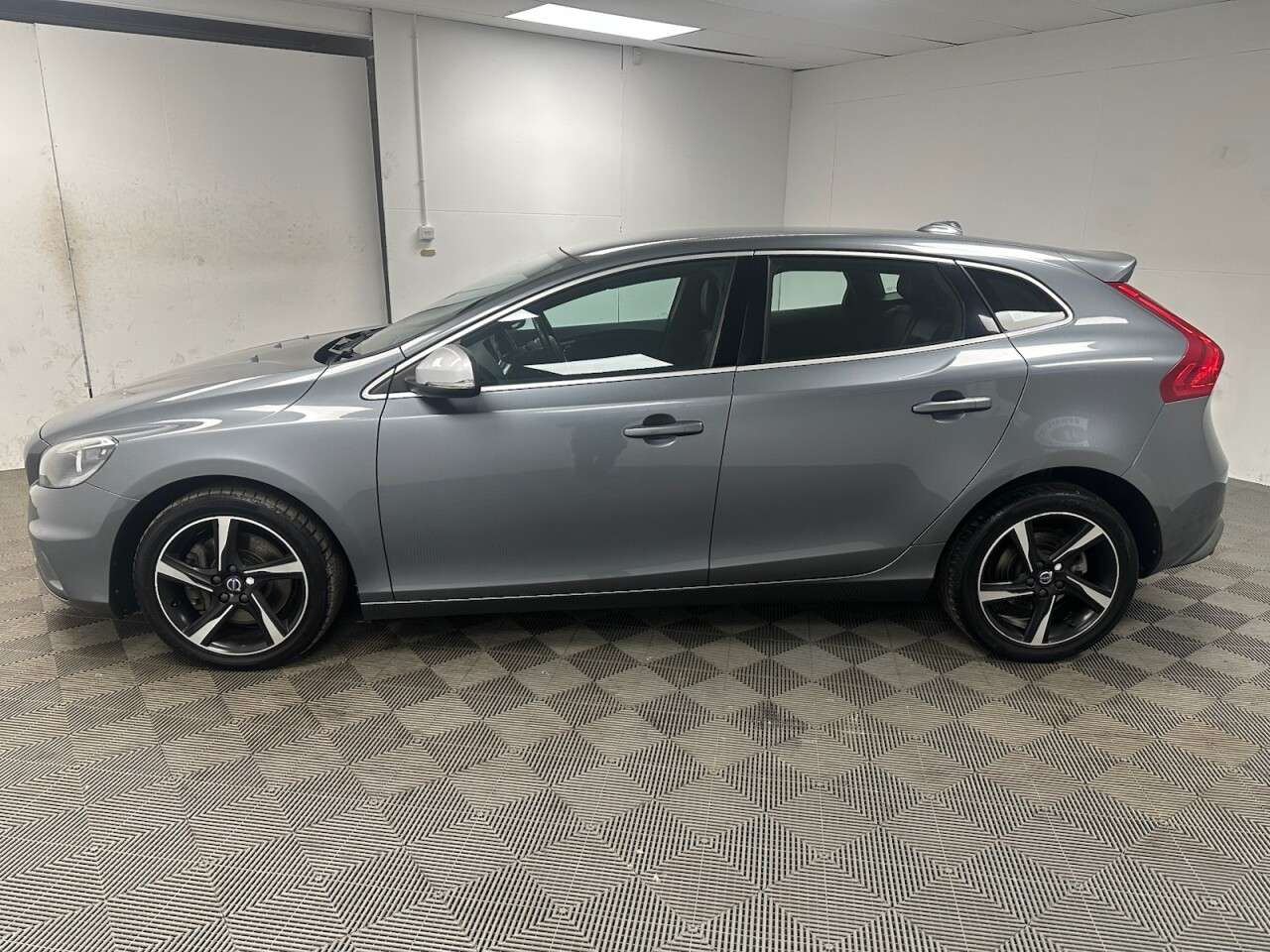 A 2016 VOLVO V40 2.0 D4 R-Design Nav Hatchback 5dr Diesel Auto Euro 6 (s/s) (190 ps) Good Se A 2016 VOLVO V40 2.0 D4 R-Design Nav Hatchback 5dr Diesel Auto Euro 6 (s/s) (190 ps) Good Se