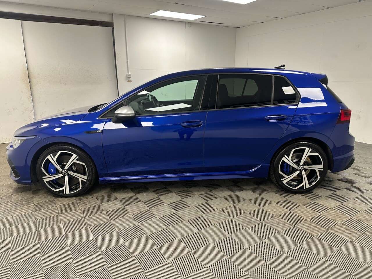 A 2021 VOLKSWAGEN GOLF 2.0 TSI R Hatchback 5dr Petrol DSG 4Motion Euro 6 (s/s) (320 ps) Keyless en A 2021 VOLKSWAGEN GOLF 2.0 TSI R Hatchback 5dr Petrol DSG 4Motion Euro 6 (s/s) (320 ps) Keyless en