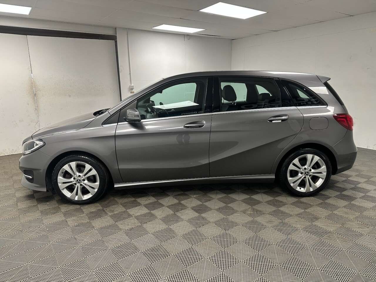 A 2018 MERCEDES-BENZ B-CLASS 2.1 B200d Sport MPV 5dr Diesel 7G-DCT Euro 6 (s/s) (136 ps) Reversing Camer A 2018 MERCEDES-BENZ B-CLASS 2.1 B200d Sport MPV 5dr Diesel 7G-DCT Euro 6 (s/s) (136 ps) Reversing Camer