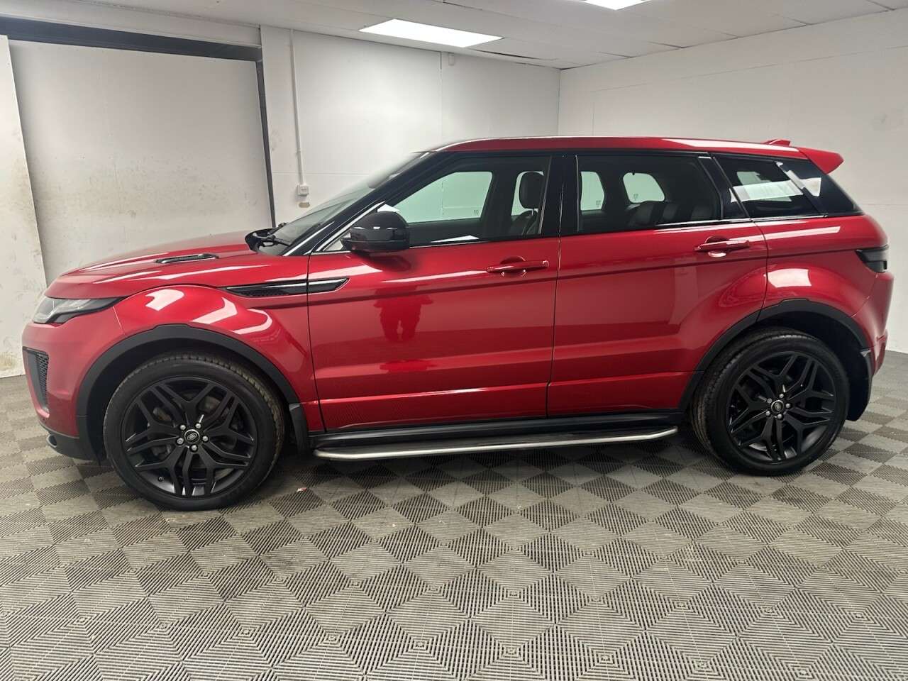 A 2019 LAND ROVER RANGE ROVER EVOQUE 2.0 Si4 HSE Dynamic SUV 5dr Petrol Auto 4WD Euro 6 (s/s) (290 bhp) Sat Nav, A 2019 LAND ROVER RANGE ROVER EVOQUE 2.0 Si4 HSE Dynamic SUV 5dr Petrol Auto 4WD Euro 6 (s/s) (290 bhp) Sat Nav,