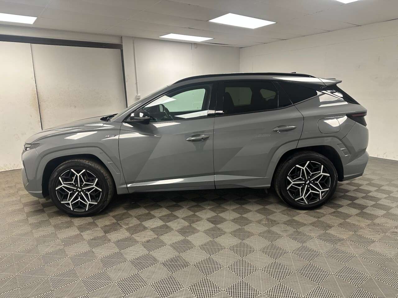 A 2021 HYUNDAI TUCSON 1.6 h T-GDi N Line SUV 5dr Petrol Hybrid Auto Euro 6 (s/s) (230 ps) front a A 2021 HYUNDAI TUCSON 1.6 h T-GDi N Line SUV 5dr Petrol Hybrid Auto Euro 6 (s/s) (230 ps) front a