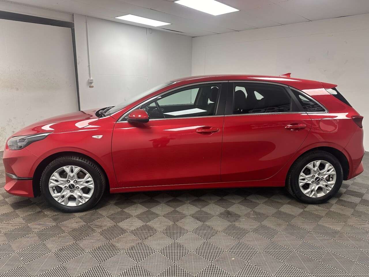 A 2022 KIA CEED 1.0 T-GDi 2 Hatchback 5dr Petrol Manual Euro 6 (s/s) (118 bhp) Cruise Contr A 2022 KIA CEED 1.0 T-GDi 2 Hatchback 5dr Petrol Manual Euro 6 (s/s) (118 bhp) Cruise Contr