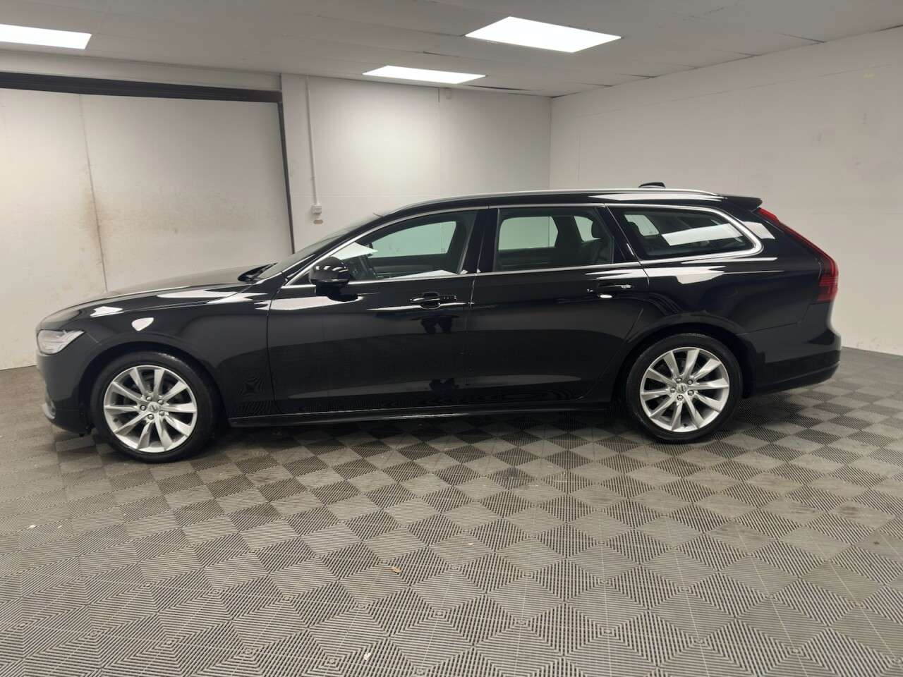 A 2020 VOLVO V90 2.0 B4 MHEV Momentum Estate 5dr Petrol Hybrid Auto Euro 6 (s/s) (197 ps) Le A 2020 VOLVO V90 2.0 B4 MHEV Momentum Estate 5dr Petrol Hybrid Auto Euro 6 (s/s) (197 ps) Le