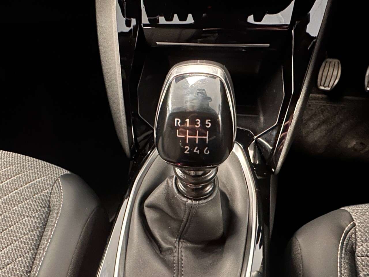 2024 PEUGEOT 2008 2024 PEUGEOT 2008