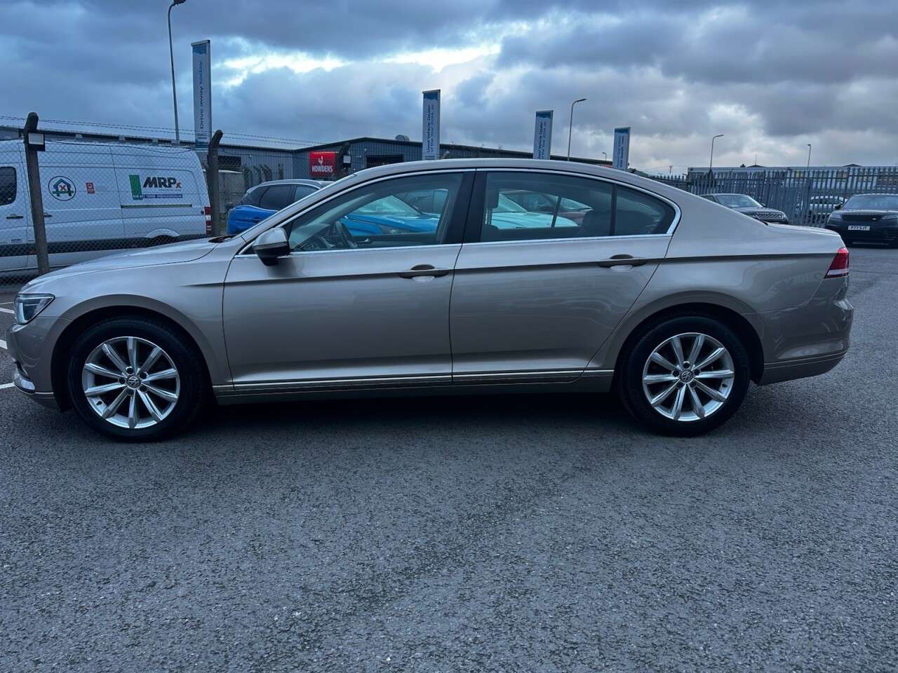 A 2016 VOLKSWAGEN PASSAT 1.6 TDI BlueMotion Tech SE Saloon 4dr Diesel Manual Euro 6 (s/s) (120 ps) P A 2016 VOLKSWAGEN PASSAT 1.6 TDI BlueMotion Tech SE Saloon 4dr Diesel Manual Euro 6 (s/s) (120 ps) P