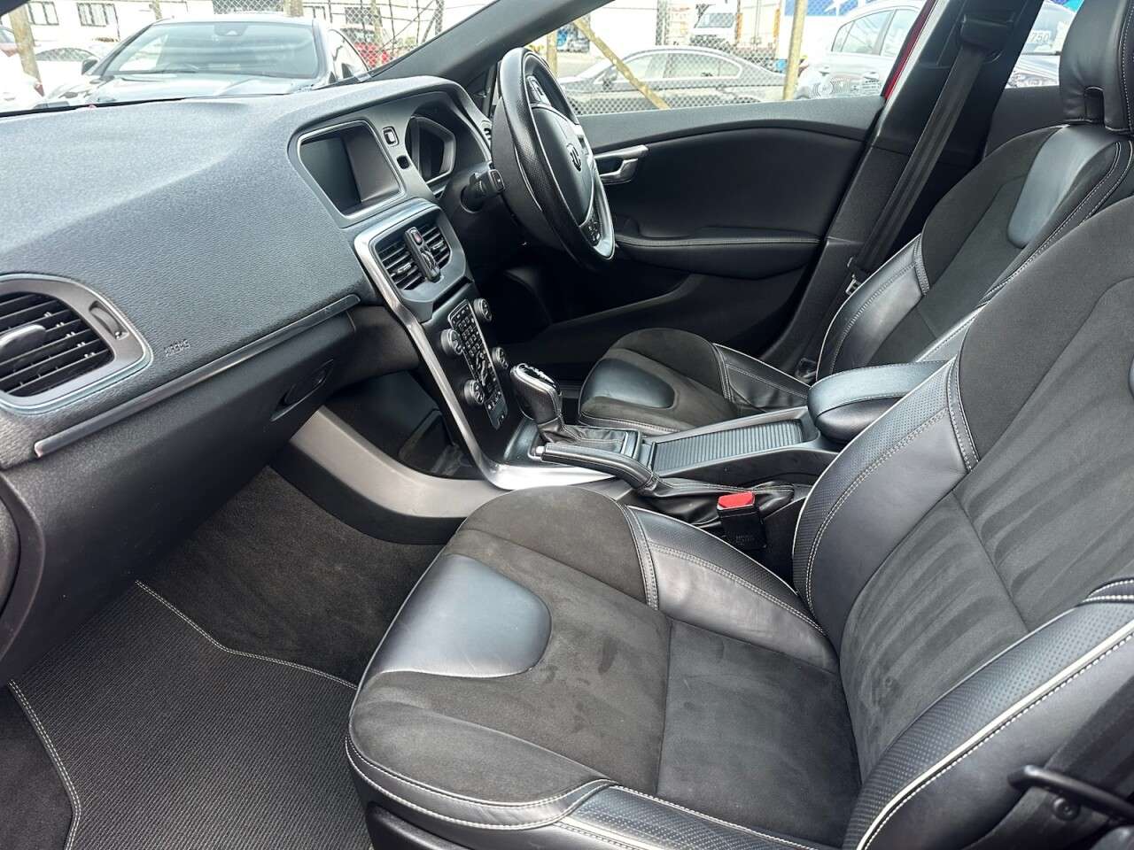 2018 VOLVO V40 2018 VOLVO V40