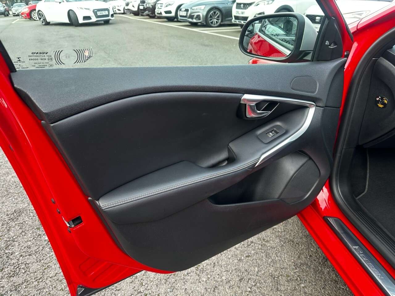 2018 VOLVO V40 2018 VOLVO V40