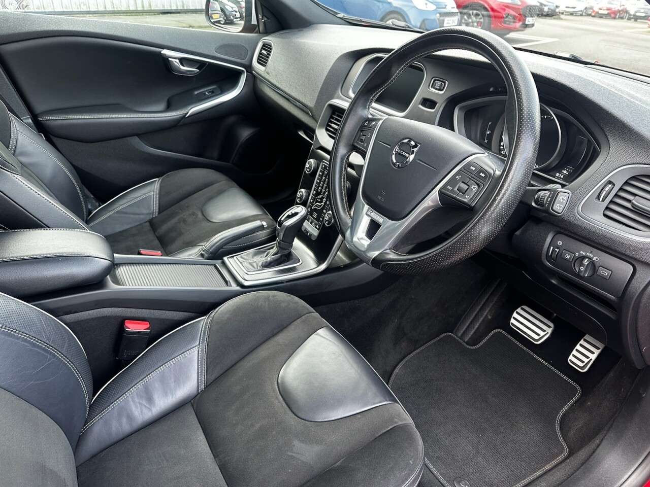 2018 VOLVO V40 2018 VOLVO V40