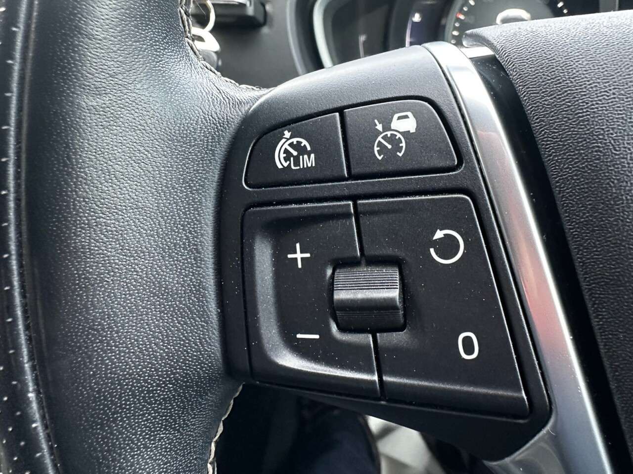 2018 VOLVO V40 2018 VOLVO V40