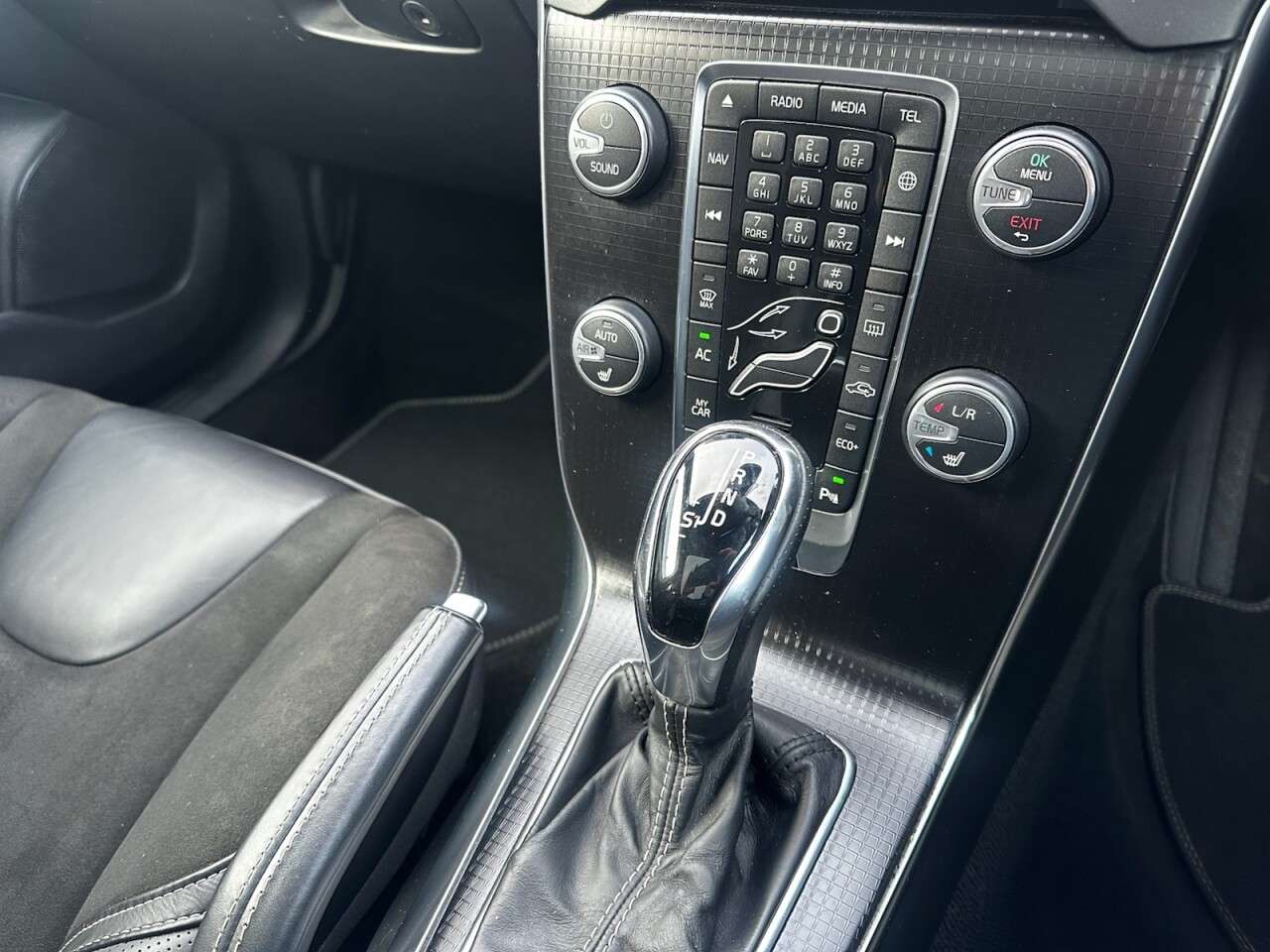 2018 VOLVO V40 2018 VOLVO V40