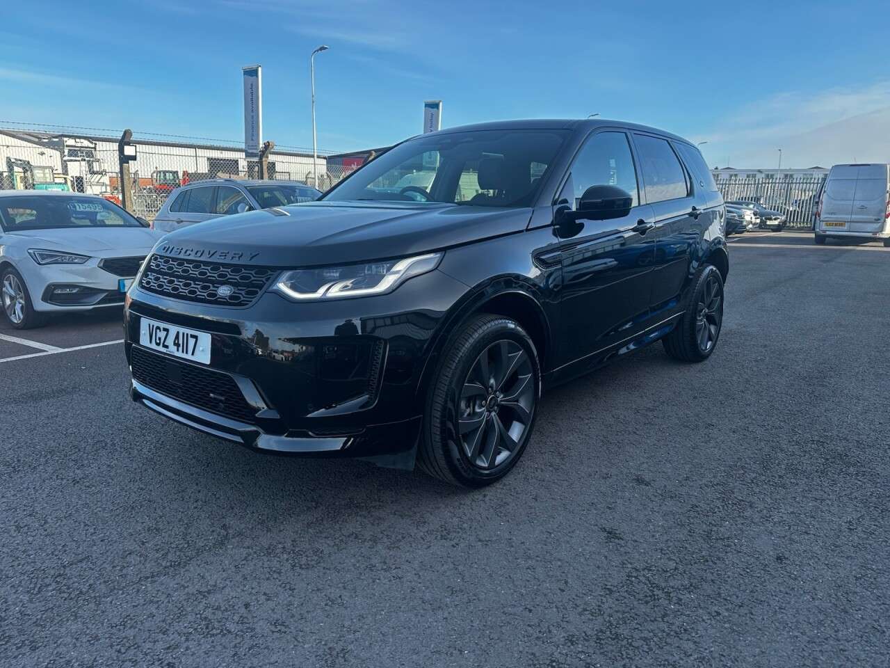 A 2022 LAND ROVER DISCOVERY SPORT 1.5 P300e 12.2kWh R-Dynamic SE SUV 5dr Petrol Plug-in Hybrid Auto 4WD Euro A 2022 LAND ROVER DISCOVERY SPORT 1.5 P300e 12.2kWh R-Dynamic SE SUV 5dr Petrol Plug-in Hybrid Auto 4WD Euro