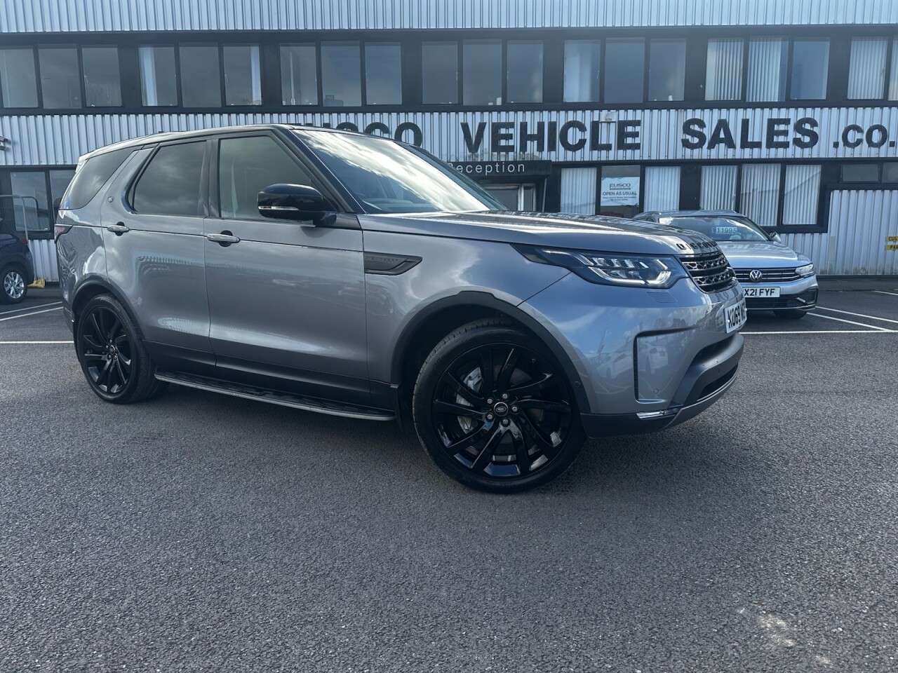 A 2020 LAND ROVER DISCOVERY 3.0 SD V6 HSE Luxury SUV 5dr Diesel Auto 4WD Euro 6 (s/s) (306 ps) LEATHER A 2020 LAND ROVER DISCOVERY 3.0 SD V6 HSE Luxury SUV 5dr Diesel Auto 4WD Euro 6 (s/s) (306 ps) LEATHER