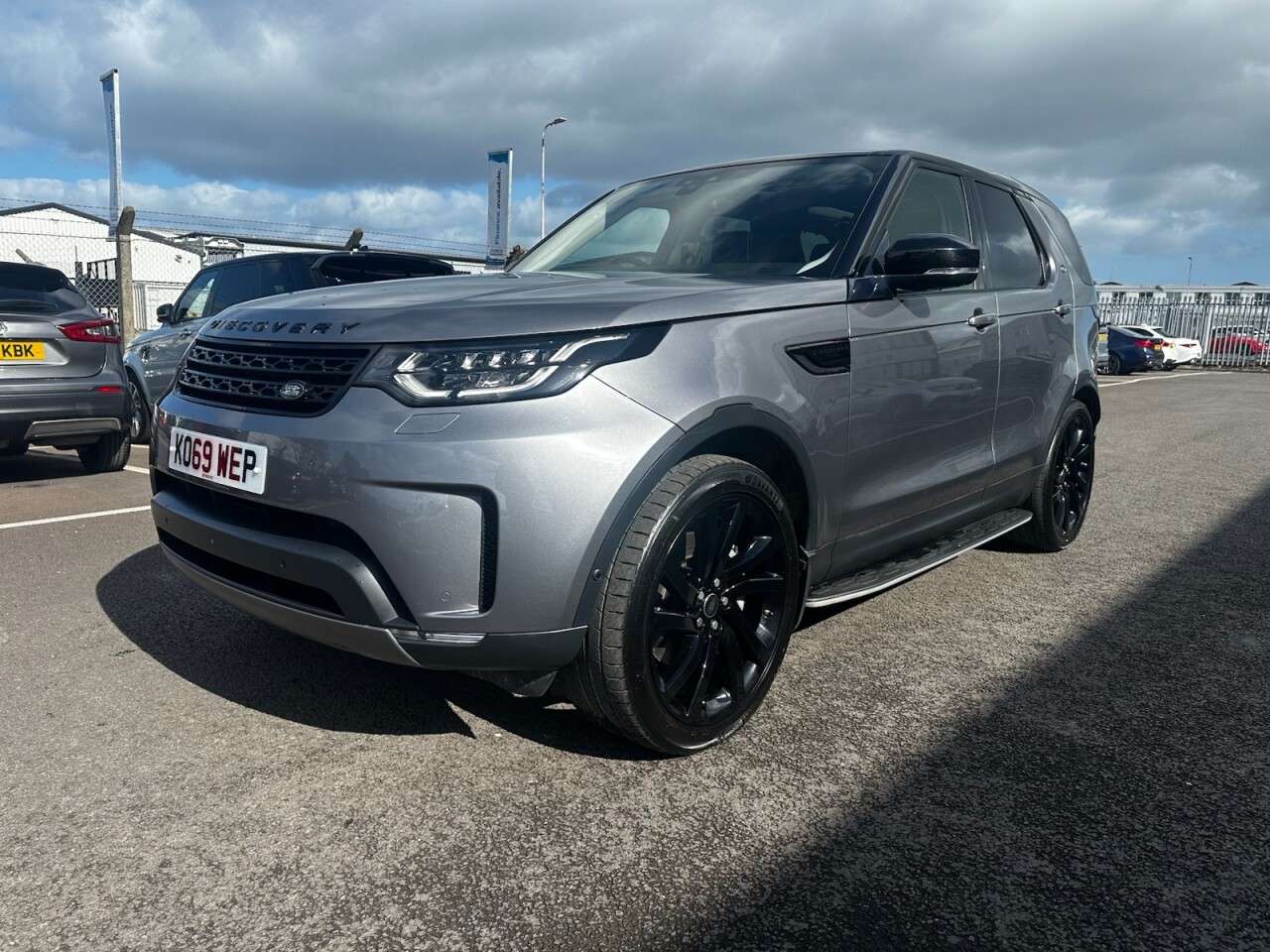 A 2020 LAND ROVER DISCOVERY 3.0 SD V6 HSE Luxury SUV 5dr Diesel Auto 4WD Euro 6 (s/s) (306 ps) LEATHER A 2020 LAND ROVER DISCOVERY 3.0 SD V6 HSE Luxury SUV 5dr Diesel Auto 4WD Euro 6 (s/s) (306 ps) LEATHER