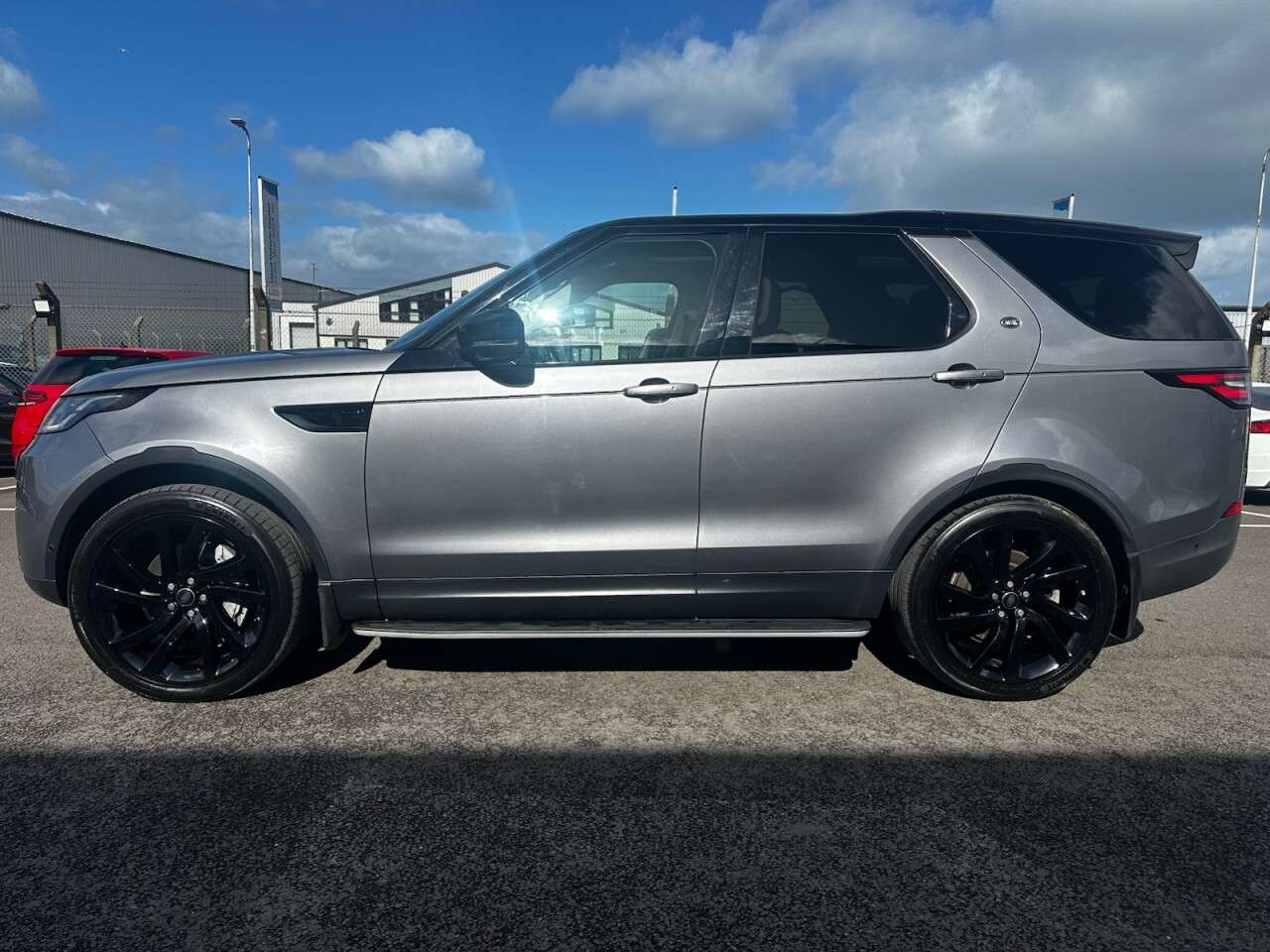 A 2020 LAND ROVER DISCOVERY 3.0 SD V6 HSE Luxury SUV 5dr Diesel Auto 4WD Euro 6 (s/s) (306 ps) LEATHER A 2020 LAND ROVER DISCOVERY 3.0 SD V6 HSE Luxury SUV 5dr Diesel Auto 4WD Euro 6 (s/s) (306 ps) LEATHER