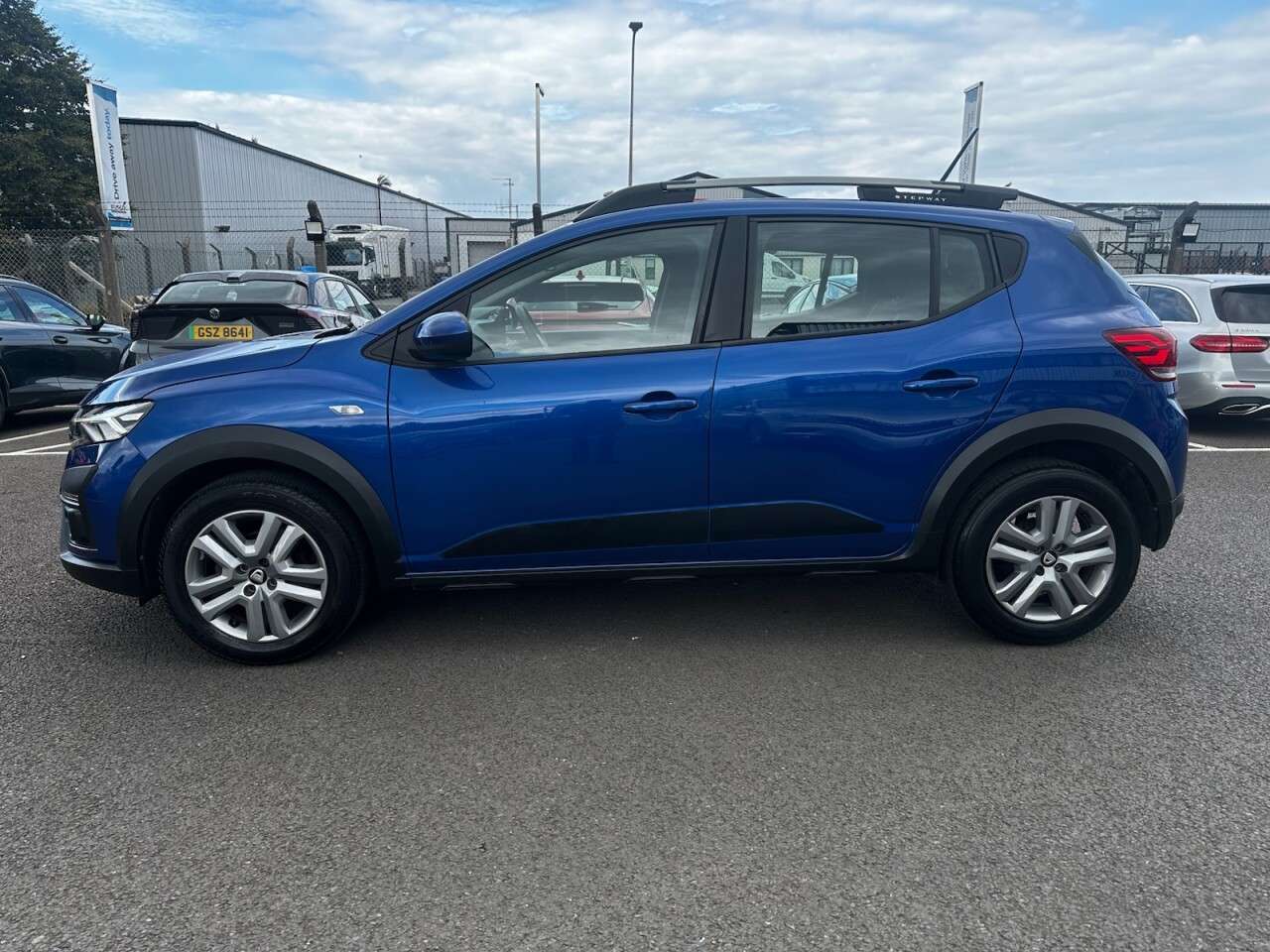 A 2021 DACIA SANDERO STEPWAY 1.0 TCe Comfort Hatchback 5dr Petrol Manual Euro 6 (s/s) (90 ps) REVERSING A 2021 DACIA SANDERO STEPWAY 1.0 TCe Comfort Hatchback 5dr Petrol Manual Euro 6 (s/s) (90 ps) REVERSING