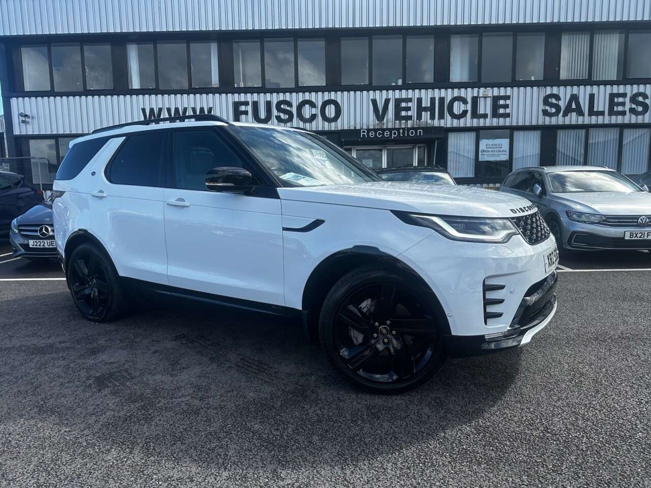 A 2021 LAND ROVER DISCOVERY 3.0 D300 MHEV R-Dynamic HSE SUV 5dr Diesel Auto 4WD Euro 6 (s/s) (300 ps) G A 2021 LAND ROVER DISCOVERY 3.0 D300 MHEV R-Dynamic HSE SUV 5dr Diesel Auto 4WD Euro 6 (s/s) (300 ps) G