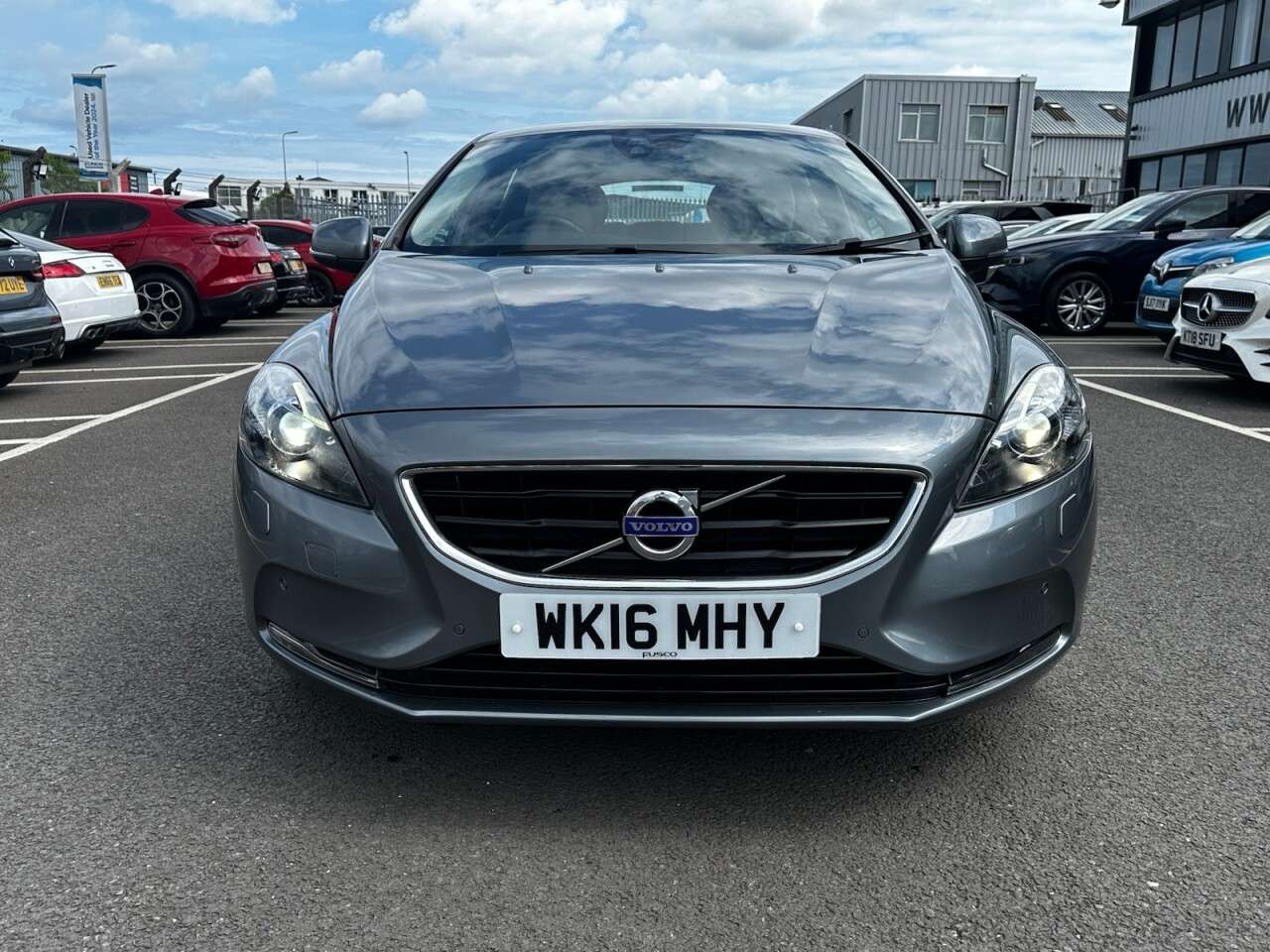 A 2016 VOLVO V40 2.0 D3 SE Lux Nav Hatchback 5dr Diesel Auto Euro 6 (s/s) (150 ps) GOOD SERV A 2016 VOLVO V40 2.0 D3 SE Lux Nav Hatchback 5dr Diesel Auto Euro 6 (s/s) (150 ps) GOOD SERV