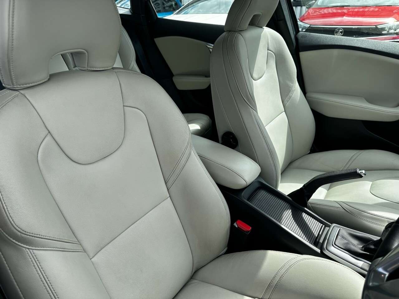 2016 VOLVO V40 2016 VOLVO V40