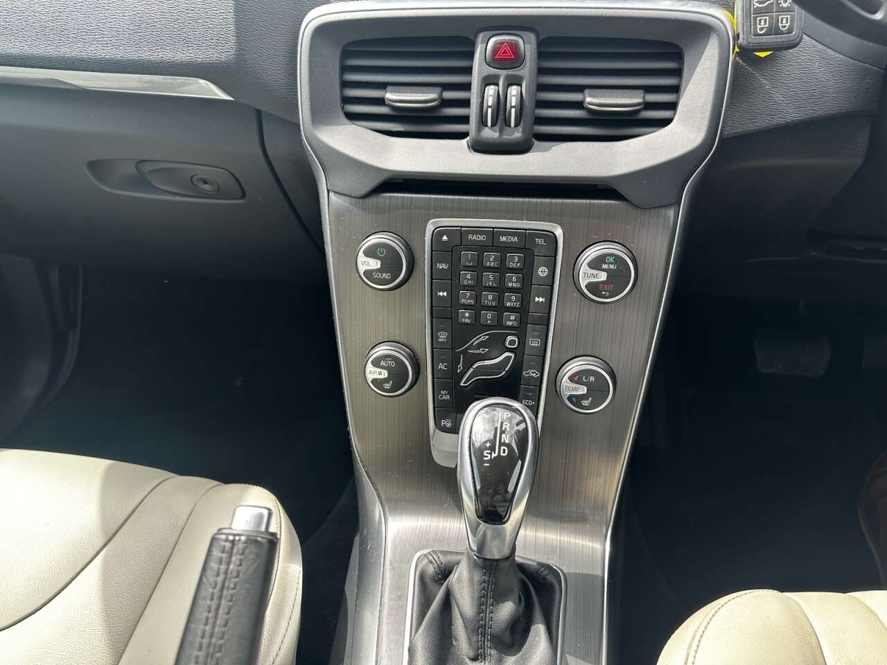 2016 VOLVO V40 2016 VOLVO V40