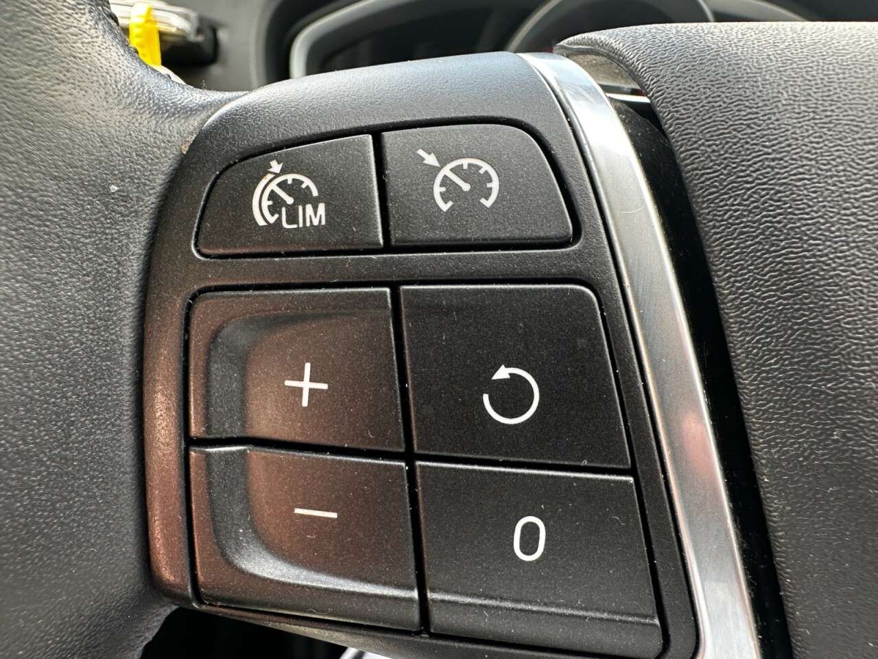 2016 VOLVO V40 2016 VOLVO V40