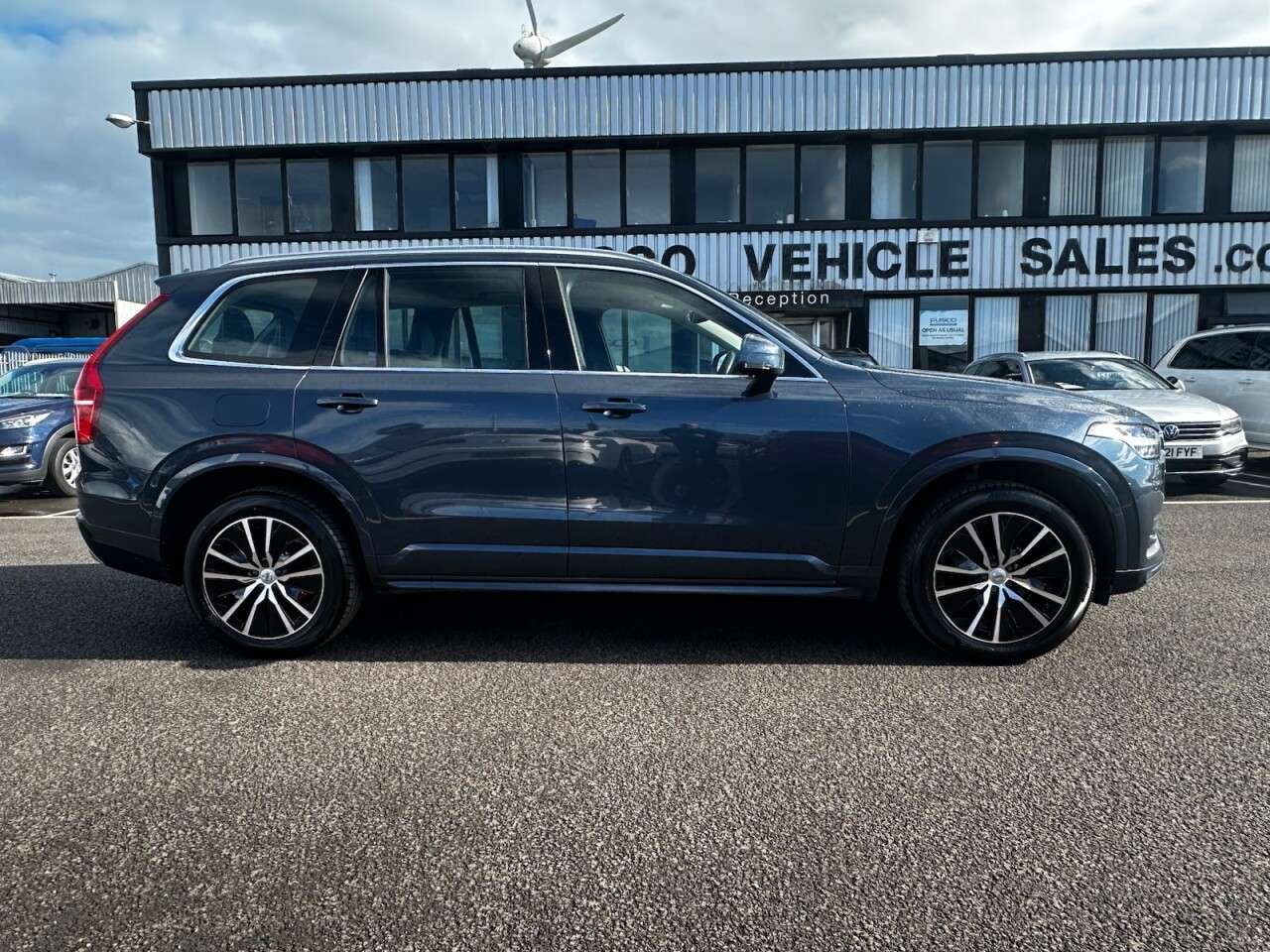 A 2021 VOLVO XC90 2.0 B5 MHEV Momentum SUV 5dr Diesel Hybrid Auto 4WD Euro 6 (s/s) (235 ps) L A 2021 VOLVO XC90 2.0 B5 MHEV Momentum SUV 5dr Diesel Hybrid Auto 4WD Euro 6 (s/s) (235 ps) L