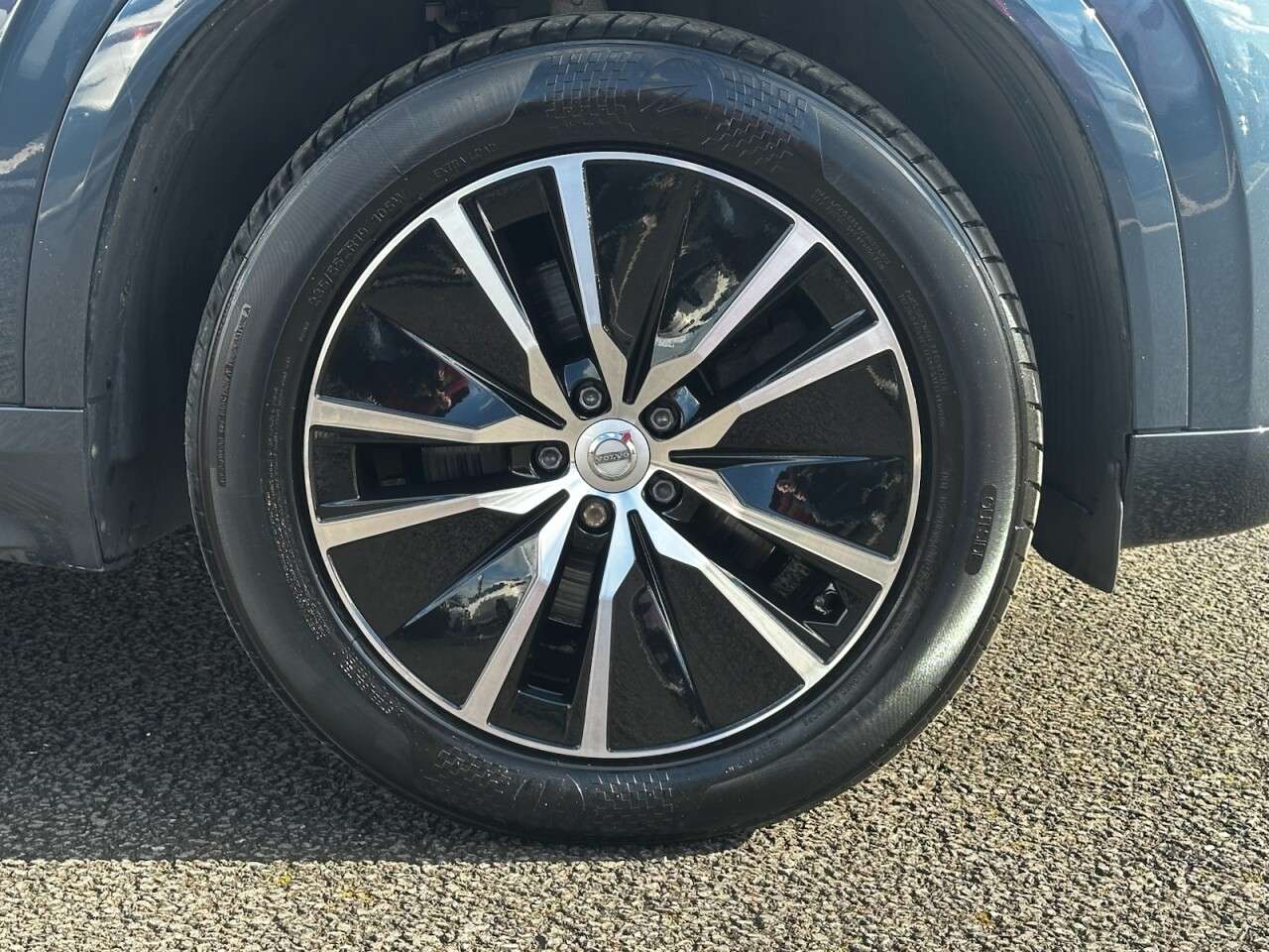 A 2021 VOLVO XC90 2.0 B5 MHEV Momentum SUV 5dr Diesel Hybrid Auto 4WD Euro 6 (s/s) (235 ps) L A 2021 VOLVO XC90 2.0 B5 MHEV Momentum SUV 5dr Diesel Hybrid Auto 4WD Euro 6 (s/s) (235 ps) L