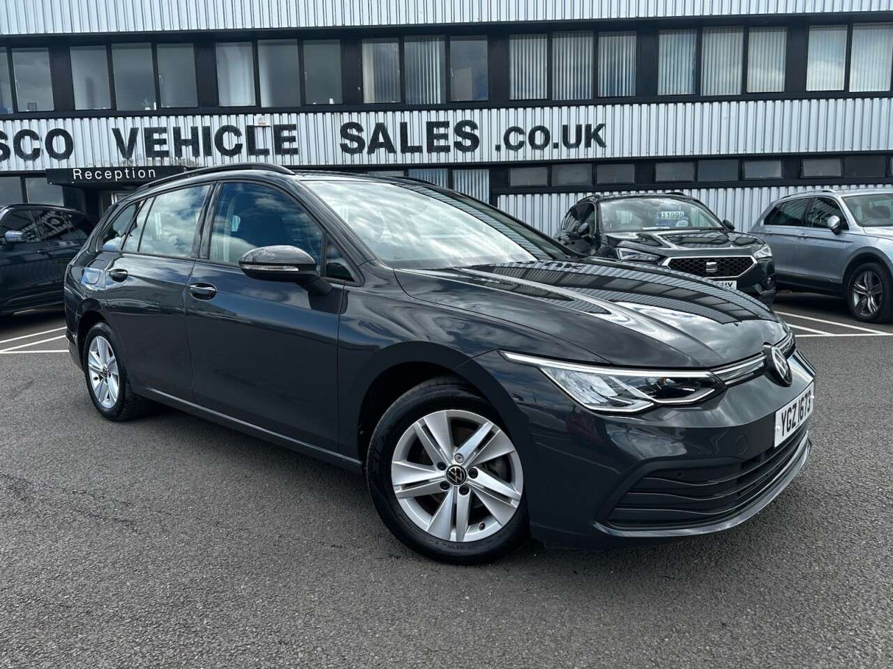 A 2022 VOLKSWAGEN GOLF 1.0 TSI Life Estate 5dr Petrol Manual Euro 6 (s/s) (110 ps) SAT NAV, APPLE A 2022 VOLKSWAGEN GOLF 1.0 TSI Life Estate 5dr Petrol Manual Euro 6 (s/s) (110 ps) SAT NAV, APPLE