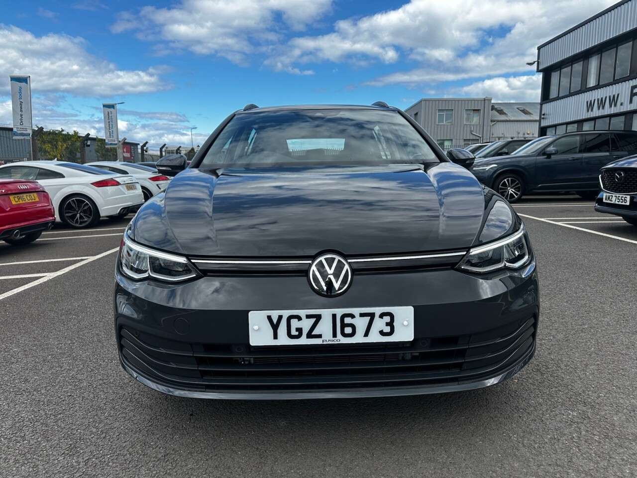 A 2022 VOLKSWAGEN GOLF 1.0 TSI Life Estate 5dr Petrol Manual Euro 6 (s/s) (110 ps) SAT NAV, APPLE A 2022 VOLKSWAGEN GOLF 1.0 TSI Life Estate 5dr Petrol Manual Euro 6 (s/s) (110 ps) SAT NAV, APPLE