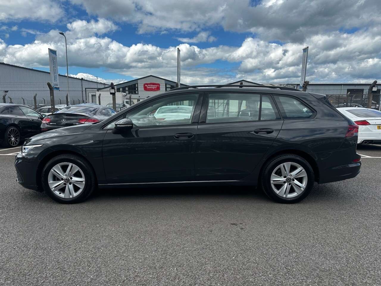 A 2022 VOLKSWAGEN GOLF 1.0 TSI Life Estate 5dr Petrol Manual Euro 6 (s/s) (110 ps) SAT NAV, APPLE A 2022 VOLKSWAGEN GOLF 1.0 TSI Life Estate 5dr Petrol Manual Euro 6 (s/s) (110 ps) SAT NAV, APPLE