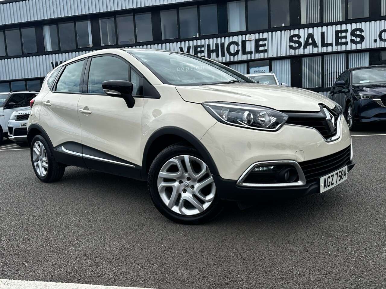 A 2016 RENAULT CAPTUR 0.9 TCe ENERGY Dynamique Nav SUV 5dr Petrol Manual Euro 6 (s/s) (90 ps) SAT A 2016 RENAULT CAPTUR 0.9 TCe ENERGY Dynamique Nav SUV 5dr Petrol Manual Euro 6 (s/s) (90 ps) SAT