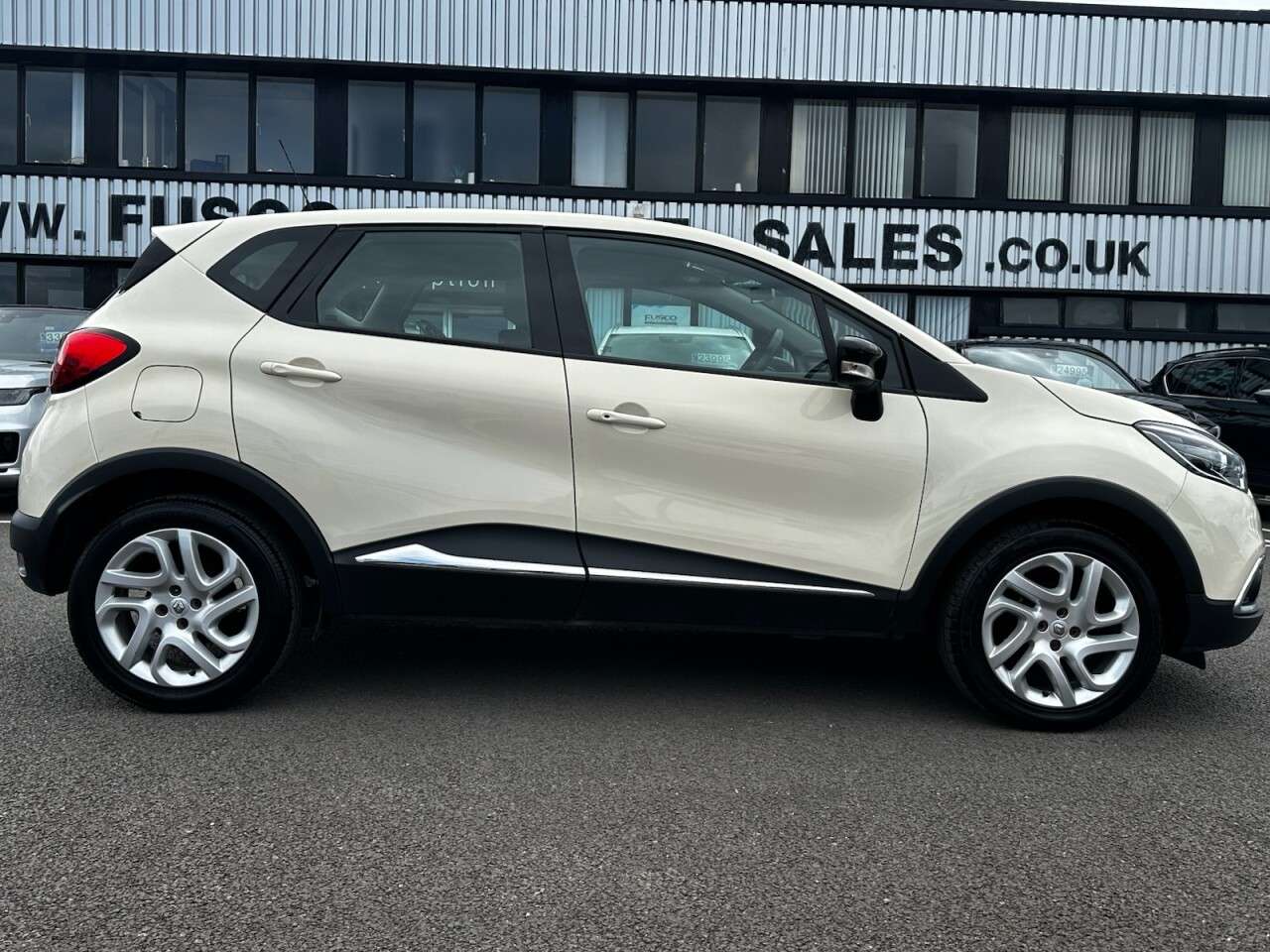 A 2016 RENAULT CAPTUR 0.9 TCe ENERGY Dynamique Nav SUV 5dr Petrol Manual Euro 6 (s/s) (90 ps) SAT A 2016 RENAULT CAPTUR 0.9 TCe ENERGY Dynamique Nav SUV 5dr Petrol Manual Euro 6 (s/s) (90 ps) SAT