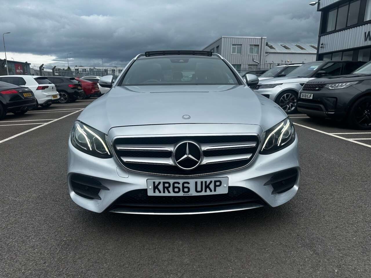 A 2017 MERCEDES-BENZ E-CLASS 2.0 E220d AMG Line (Premium) Estate 5dr Diesel G-Tronic+ Euro 6 (s/s) (194 A 2017 MERCEDES-BENZ E-CLASS 2.0 E220d AMG Line (Premium) Estate 5dr Diesel G-Tronic+ Euro 6 (s/s) (194
